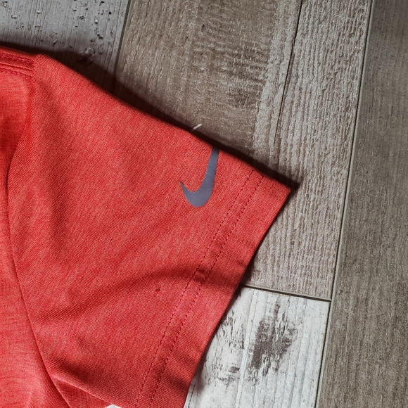 Nike Dri-Fit Boys Red and Black Swoosh Logo Graphic Tee Size 18m - Picture 6 of 9